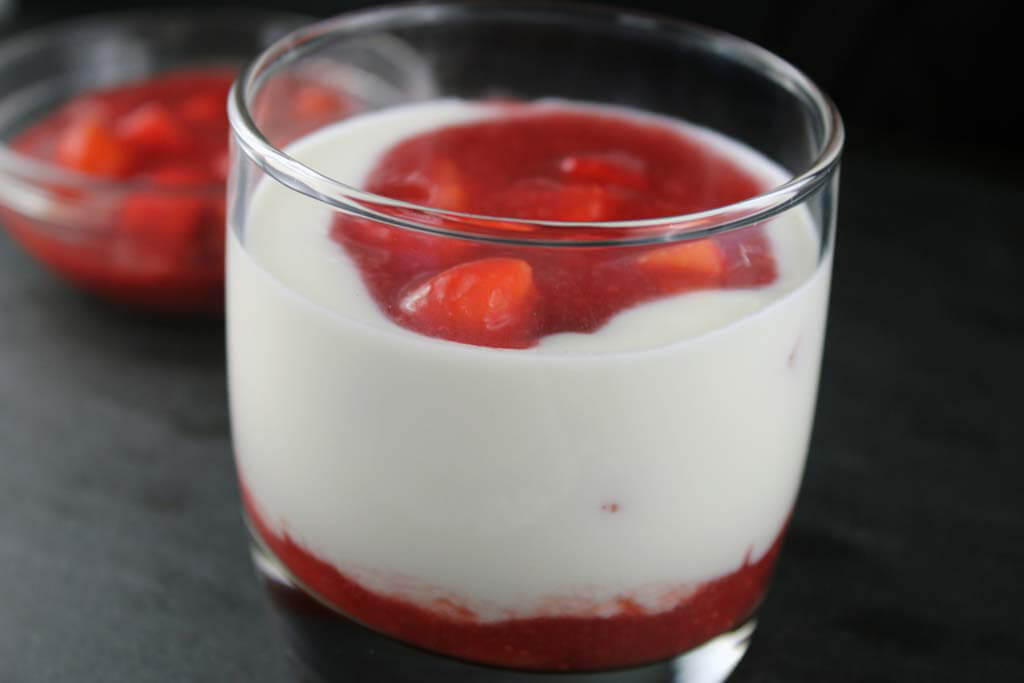 Foto zum Rezept: Erdbeer-Pfirsichkompott mit Baiser-Joghurtsahne auf www.martinas-lieblingsrezepte.de