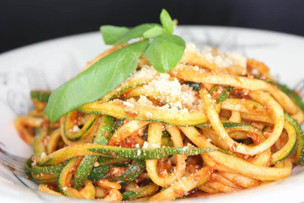 Foto zum Rezept: Zucchini-Spaghetti mit Tofu-Bolognese und Mandel Parmesan auf www.martinas-lieblingsrezepte.de
