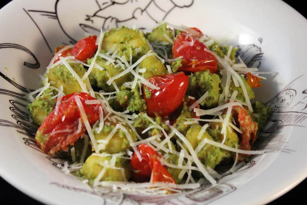 Foto zum Rezept: Gnocchi mit Basilikum-Avocado-Pesto auf www.martinas-lieblingsrezepte.de