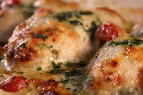 Foto zum Rezept: Hähnchenbrustgeschnetzeltes mit Bruschetta und Bratkartoffeln auf www.martinas-lieblingsrezepte.de
