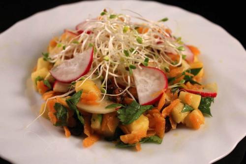 Foto zum Rezept: Fruchtiger Karotten-Apfel Salat mit Sesam-Dressing auf www.martinas-lieblingsrezepte.de