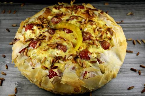 Foto zum Rezept: Griechische Kartoffel-Hacktaart mit Peperoni und Kirschtomaten auf www.martinas-lieblingsrezepte.de