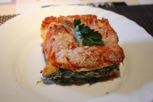 Lasagne mit Spinat und Tomaten-Sellerie-Möhrensugo
