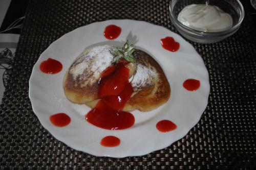 Pfannkuchen aus Sauerrahm mit Erdbeeren