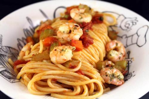 Foto zum Rezept: Spaghetti mit Tomaten und Garnelen auf www.martinas-lieblingsrezepte.de
